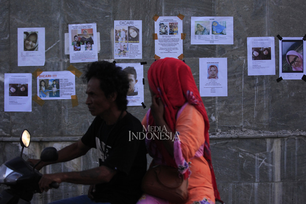 Poster orang hilang terpasang di lokasi pengungsian lapangan Masjid Agung Darussalam, Kamonji, Palu Barat, Palu, Sulawesi Tengah.