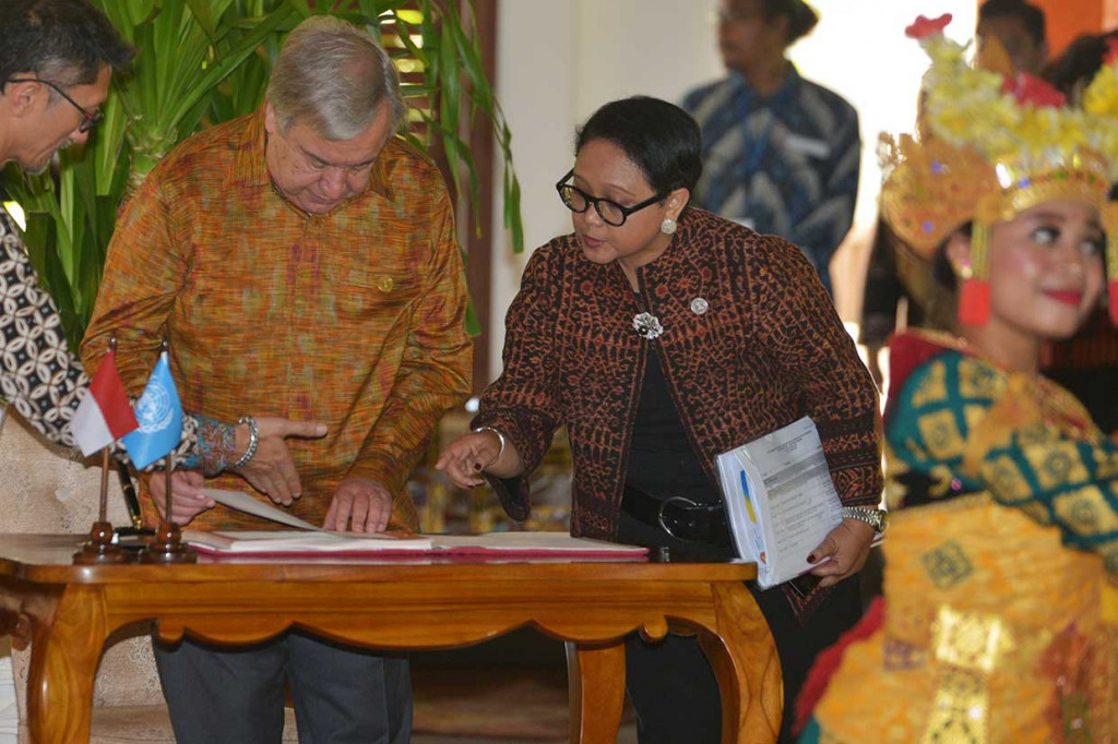 Sesaat setelah tiba Guterrs dipersilakan mengisi buku tamu, kemudian diarahkan menuju ruang pertemuan bilateral di Bale Citra. Presiden Jokowi sendiri telah menanti kedatangan Sekjen Guterres di dalamnya. Antara Foto/ICom/AM IMF-WBG//Nyoman Budhiana