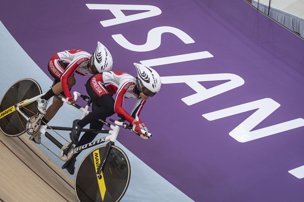 Sri Sugianti memastikan medali perak di nomor 3000 meter individual pursuit B (tunanetra). Sri Sugianti, yang tampil bersama pilot Ni Mal Maghfiroh, mencatatkan waktu empat menit 6,753 detik.