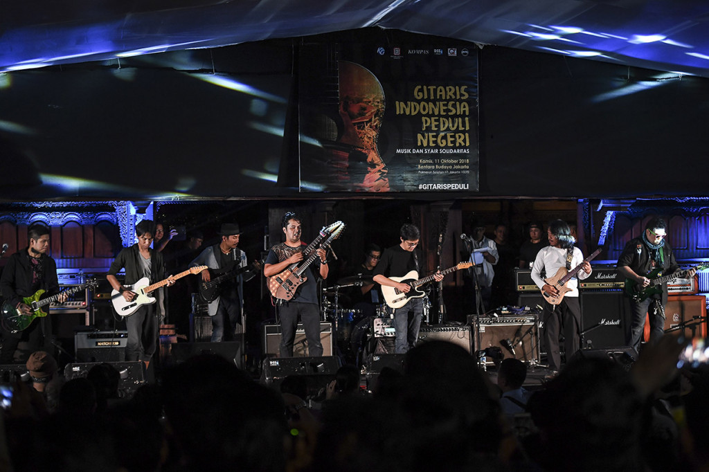 Aksi panggung Six String feat Balawan pada acara