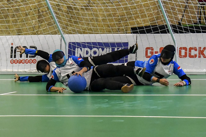 Semua pemain menjalani pertandingan dalam kondisi mata ditutup. Itulah sebabnya tidak diperbolehkan ada suara saat laga berlangsung. Antara Foto/Galih Pradipta