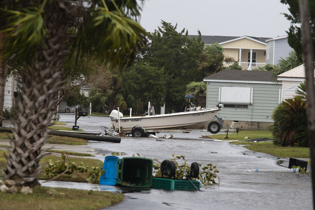 Angin kencang yang disertai hujan deras ini pun menyebabkan banjir. Afp Photo/Mark Wallheiser