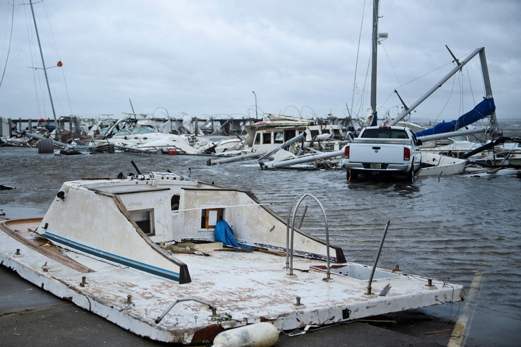 Badai Michael pun memicu terjadinya gelombang besar hingga ketinggian 4 meter di kawasan Florida, Amerika Serikat. Gelombang besar dan angin kencang itu mengakibatkan kerusakan sejumlah boat yang berada di sekitar dermaga. Afp Photo/Brendan Smialowski