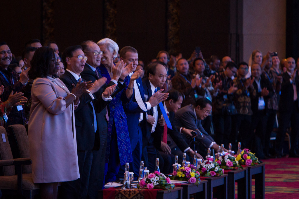 Pesiden Grup Bank Dunia Jim Yong Kim (ketiga kiri), Direktur Pelaksana IMF Christine Lagarde (keempat kiri) dan para peserta melakukan