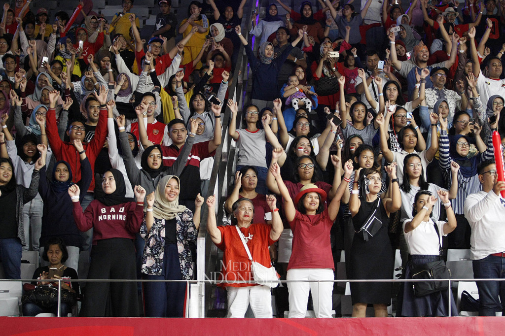 Suporter Indonesia mendukung Leani Ratri Oktila melawan pebulu tangkis Tiongkok Cheng Hefang pada final bulu tangkis tunggal putri SL4 Asian Para Games 2018 di Istora GBK, Senayan.
