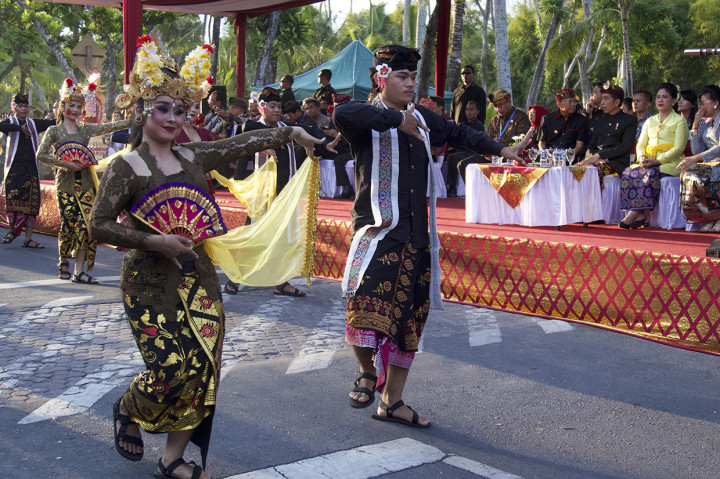 Peserta karnaval mementaskan Tari Joged dihadapan Presiden Joko Widodo saat acara Karnaval Budaya Bali di kawasan Nusa Dua, Bali. Antara Foto/ICom/AM IMF-WBG/Nicklas Hanoatubun