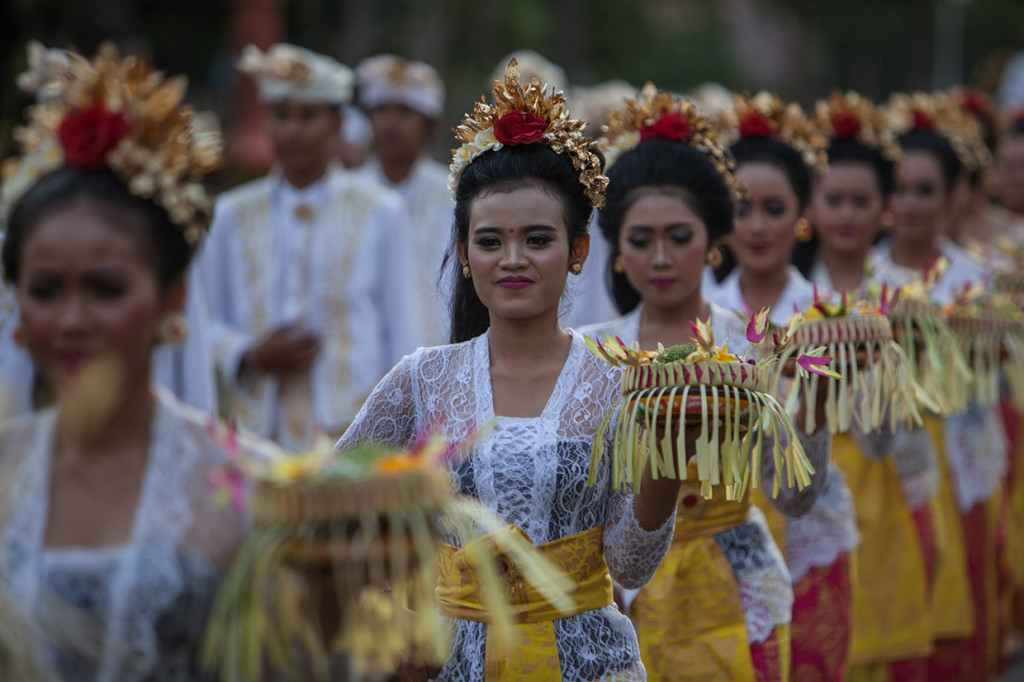 Penari menari dalam ritual potong gigi pada Karnaval Budaya Bali di kawasan Nusa Dua, Bali. Antara Foto/ICom/AM IMF-WBG/Afriadi Hikmal