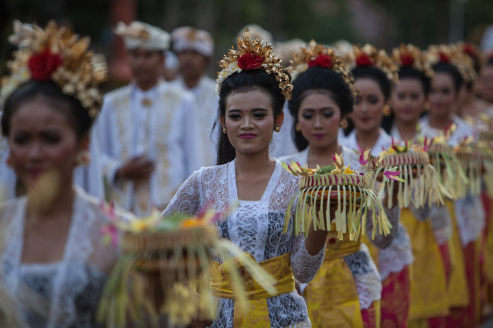Penari menari dalam ritual potong gigi pada Karnaval Budaya Bali di kawasan Nusa Dua, Bali. Antara Foto/ICom/AM IMF-WBG/Afriadi Hikmal