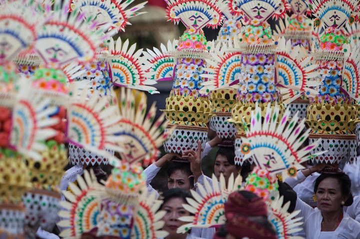 Seniman membawa gebogan dalam Karnaval Budaya Bali di kawasan Nusa Dua, Bali. Antara Foto/ICom/AM IMF-WBG/Afriadi Hikmal