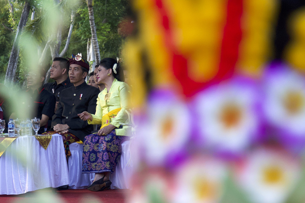 Presiden Joko Widodo (kedua kanan) dan Ibu Negara Iriana Joko Widodo (kanan) berbincang saat menyaksikan Karnaval Budaya Bali di kawasan Nusa Dua, Bali. Antara Foto/ICom/AM IMF-WBG/Nicklas Hanoatubun