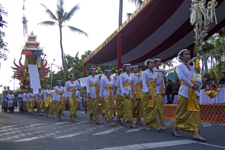 Peserta karnaval mementaskan Upacara Ngaben dihadapan Presiden Joko Widodo saat mengikuti acara Karnaval Budaya Bali di kawasan Nusa Dua, Bali. Antara Foto/ICom/AM IMF-WBG/Nicklas Hanoatubun