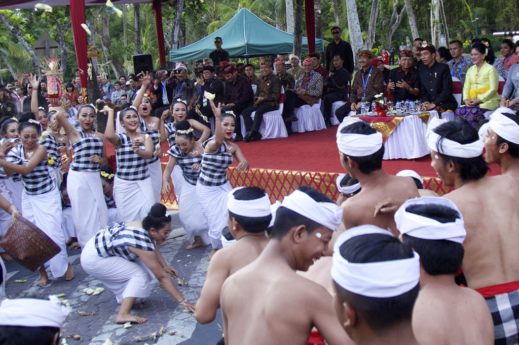 Presiden Joko Widodo (kedua kanan), Ibu Negara Iriana Joko Widodo (kanan), Menteri Pariwisata Arief Yahya (keempat kanan) dan Gubernur Bali I Wayan Koster (ketiga kanan) menyaksikan ritual Siat Geni saat Karnaval Budaya Bali di kawasan Nusa Dua, Bali. Antara Foto/ICom/AM IMF-WBG/Nicklas Hanoatubun