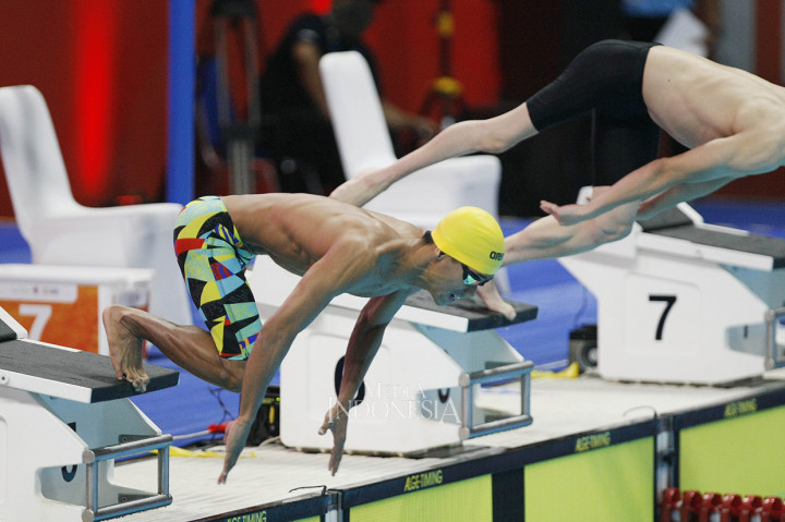 Perenang nasional Jendi Pangabean melakukan start ketika mengikuti final renang 100 meter gaya dada putra S9 Asian Para Games 2018 di Stadion Akuatik GBK, Senayan, Jakarta.