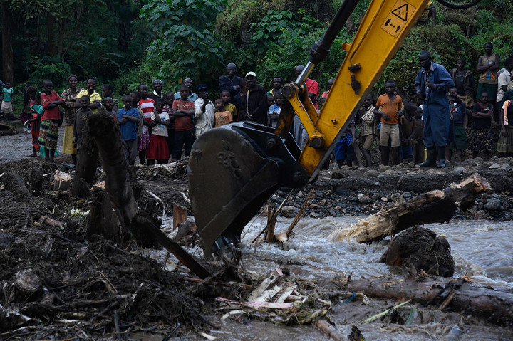 Tim penyelamat terus membersihkan puing-puing dan mencari kemungkinan korban lain. 
