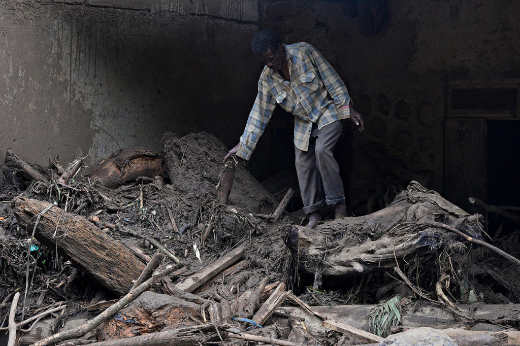 Sejumlah korban selamat masih berada di atas bukit. Mereka memilih naik ke dataran lebih tinggi saat sungai meluap dan 'mengairi' permukiman di bawahnya. 