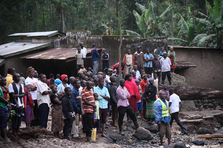 Warga Uganda yang selamat berkumpul usai longsor melanda tempat tinggal mereka.
