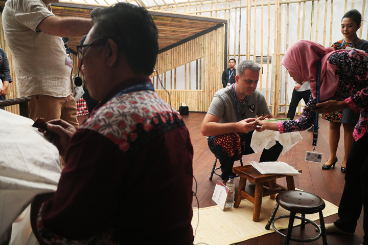 Pengunjung mencoba membatik di salah satu stan di Paviliun Indonesia. Antara Foto/ICom/AM IMF-WBG/Wisnu Widiantoro