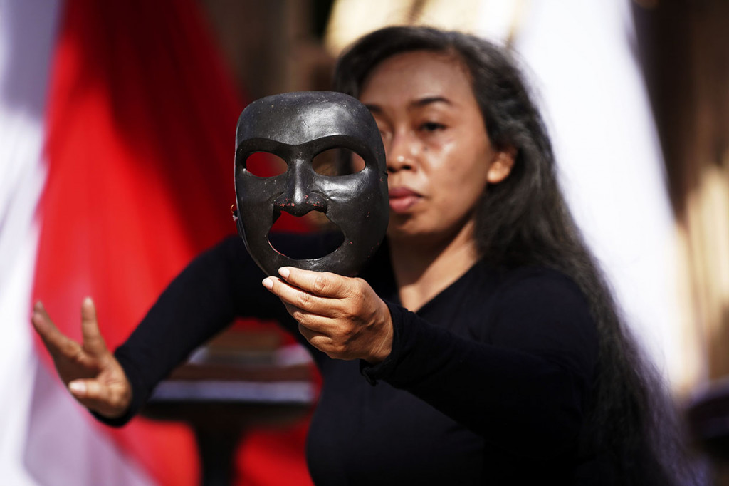 Seniman tari kontemporer panji dari group Intermingle Arts Project (IAP) menari dengan menggunakan topeng di Paviliun Indonesia pada rangkaian Pertemuan Tahunan IMF - World Bank Group 2018 di Nusa Dua, Bali. Antara Foto/ICom/AM IMF-WBG/Jefri Tarigan