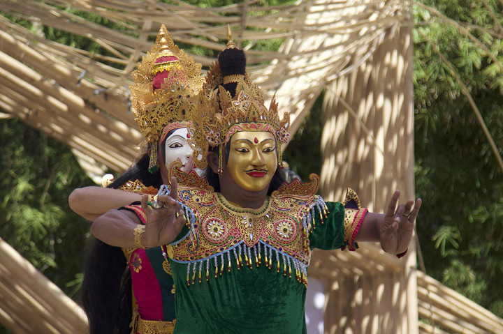 Penari dari Sanggar Paripurna Bali mementaskan tarian Topeng Panji dalam rangkaian Pertemuan Tahunan IMF - World Bank Group 2018 di Paviliun Indonesia, Nusa Dua. Antara Foto/ICom/AM IMF-WBG/Nicklas Hanoatubun