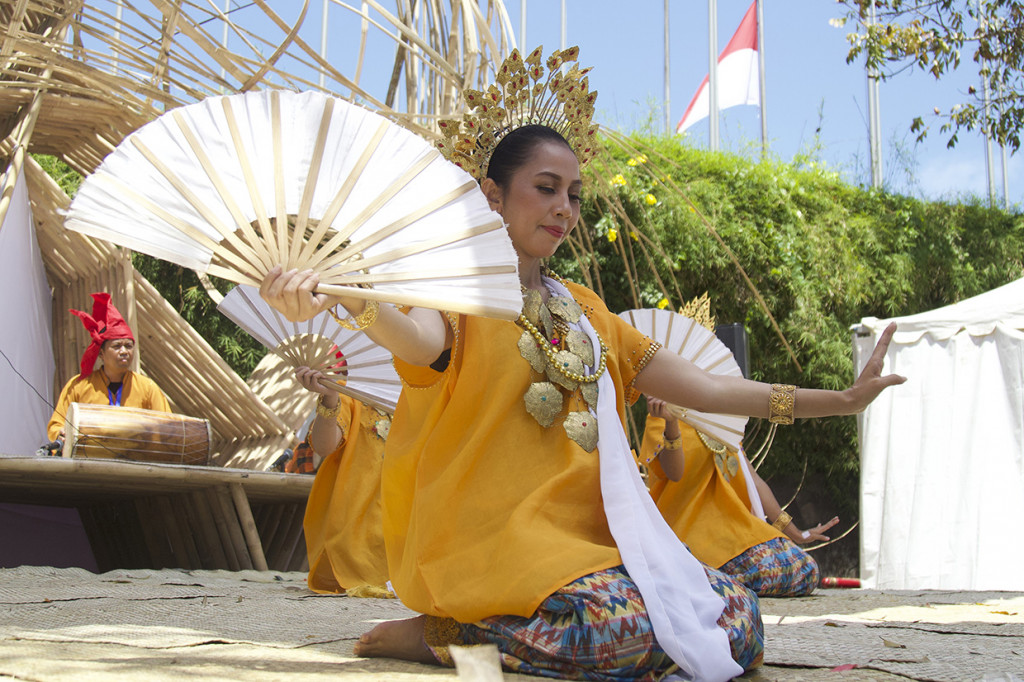 Penari dari Yayasan Kesenian Batara Goa, Makasar mementaskan tarian Nolak Bala dalam rangkaian Pertemuan Tahunan IMF - World Bank Group 2018 di Paviliun Indonesia, Nusa Dua, Bali. Antara Foto/ICom/AM IMF-WBG/Nicklas Hanoatubun