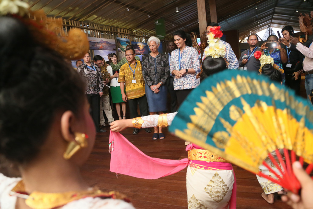 Managing Director IMF Christine Lagarde (kelima kiri) mendapat sambutan dari penari Bali saat berkunjung ke Paviliun Indonesia di arena Pertemuan Tahunan IMF - World Bank Group 2018, kawasan Nusa Dua. Antara Foto/ICom/AM IMF-WBG/Wisnu Widiantoro