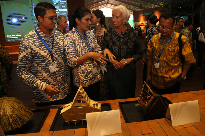 Selama berkunjung, Christine melihat berbagai potensi Indonesia yang dipamerkan dalam paviliun tersebut. Antara Foto/ICom/AM IMF-WBG/Wisnu Widiantoro