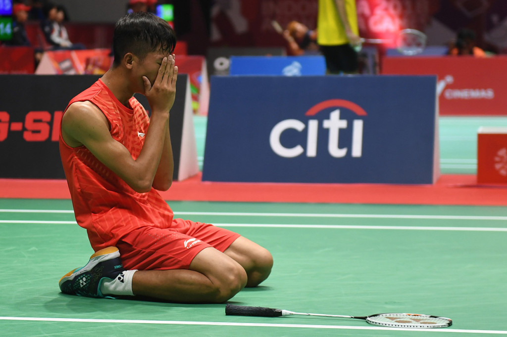 Pebulu tangkis Indonesia Deva Anrimushti meluapkan kegembiraan usai menang atas pebulu tangkis Indonesia Suryo Nugroho dalam partai final nomor SU5 Putra Asian Para Games 2018 di Istora Senayan.