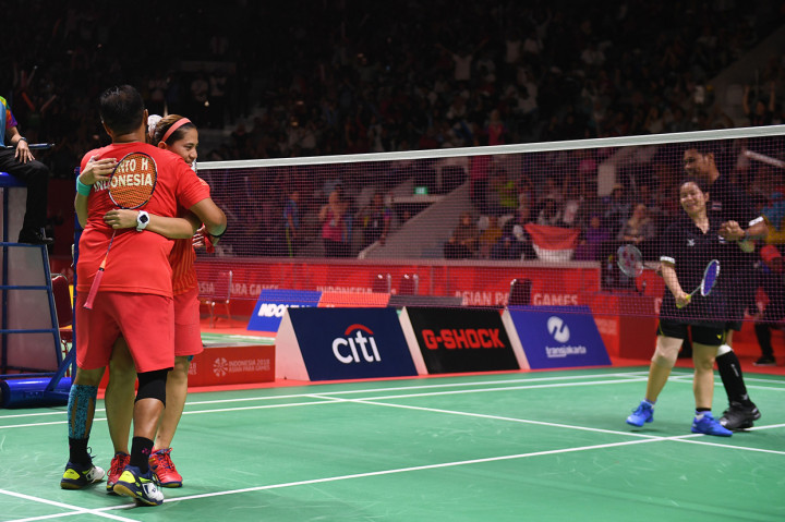 Pasangan pebulu tangkis Indonesia Leani Ratri Oktila (kanan) dan Hary Susanto (kiri) meluapkan kegembiraan usai menang atas pasangan Thailand Siripong Teamarrom/Nipada Saensupa dalam partai final bulu tangkis nomor ganda campuran SL3-SU5 Asian Para Games 2018 di Istora Senayan, Jakarta.