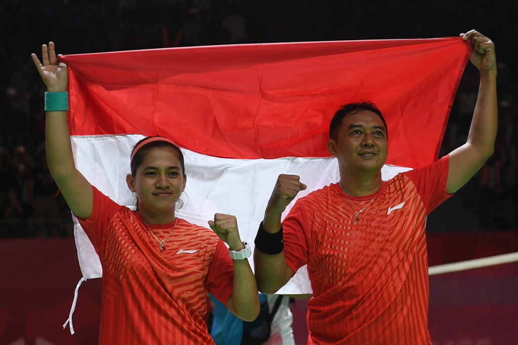 Pasangan pebulu tangkis Indonesia Leani Ratri Oktila/Hary Susanto melalukan selebrasi. Selain Leani / Hary, emas juga diperoleh oleh ganda putra Fredy Setiawan / Dwiyoko.