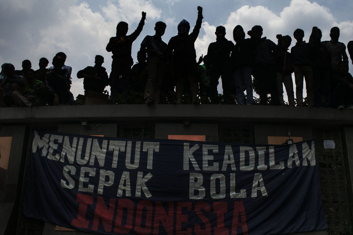 Mereka memprotes kebijakan PSSI dalam memberi hukuman dan sanksi atas pendukung dan tim Persib karena dianggap tidak adil serta menuntut adanya revolusi dan reformasi di kepengurusan PSSI saat ini.