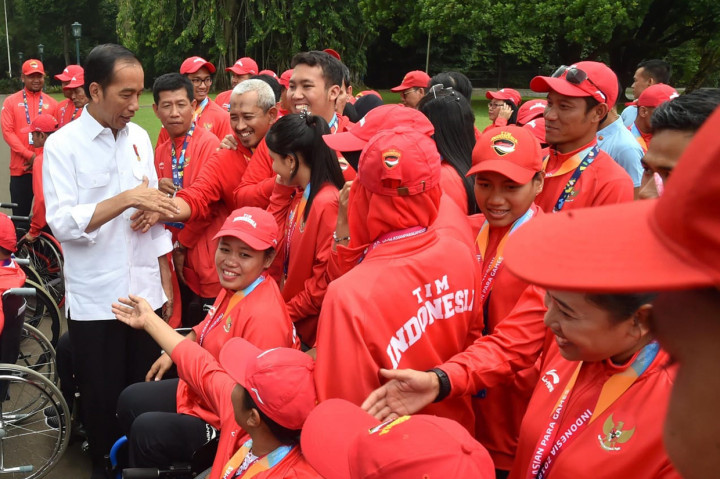 Jokowi mengungkapkan dirinya bangga sekaligus gembira karena perolehan medali emas di Asian Para Games melampaui target.