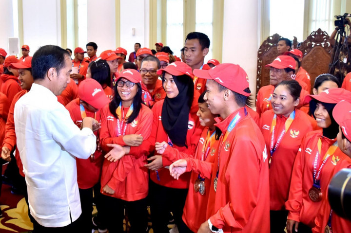 Peraih medali emas mendapat bonus Rp 1,5 miliar serta peluang menjadi PNS atau bekerja di BUMN. Sementara itu, peraih medali perak akan mendapat bonus sebesar Rp 500 juta. Sedangkan peraih medali perunggu mendapat Rp 250Atlet yang tidak meraih medali serta para pelatih juga diganjar bonus Rp 20 juta.