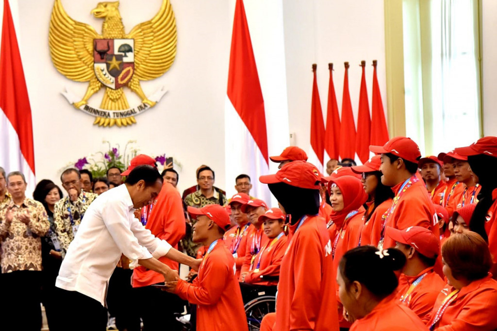 Peraih medali emas mendapat bonus Rp 1,5 miliar serta peluang menjadi PNS atau bekerja di BUMN. Sementara itu, peraih medali perak akan mendapat bonus sebesar Rp 500 juta. Sedangkan peraih medali perunggu mendapat Rp 250 juta.