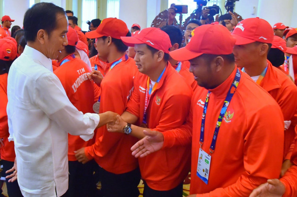 Jokowi menyerahkan secara simbolis hadiah berupa buku tabungan dan ATM kepada empat orang atlet yang hadir. Bonus yang diberikan sama dengan atlet Asian Games.