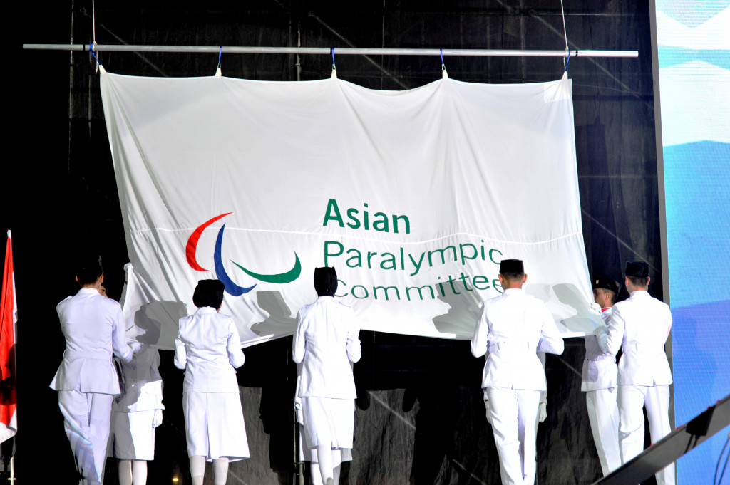 Penurunan bendera Asian Paralympic Commitee. Indonesia di Asian Para Games 2018 berada di peringkat lima dengan perolehan medali 37 emas, 47 perak dan 51 perunggu. INAPGOC/Arnold Simanjutak