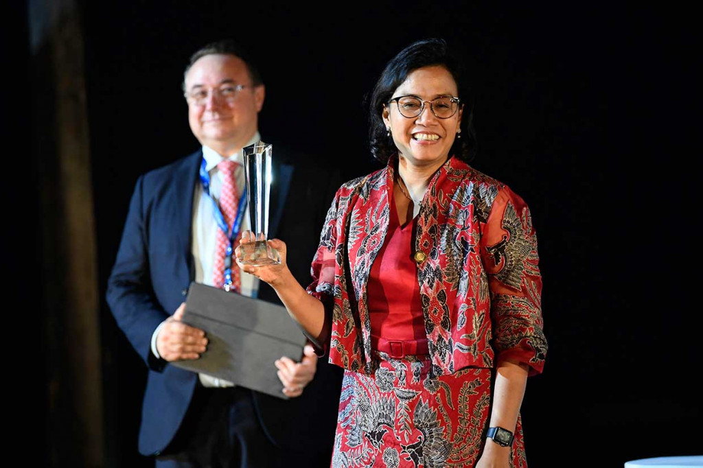 Menteri Keuangan Sri Mulyani Indrawati menunjukkan piala pada sesi Global Market Award Ceremony dalam rangkaian pertemuan tahunan IMF-World Bank Group 2018 di Nusa Dua, Bali, Sabtu, 13 Oktober 2018.