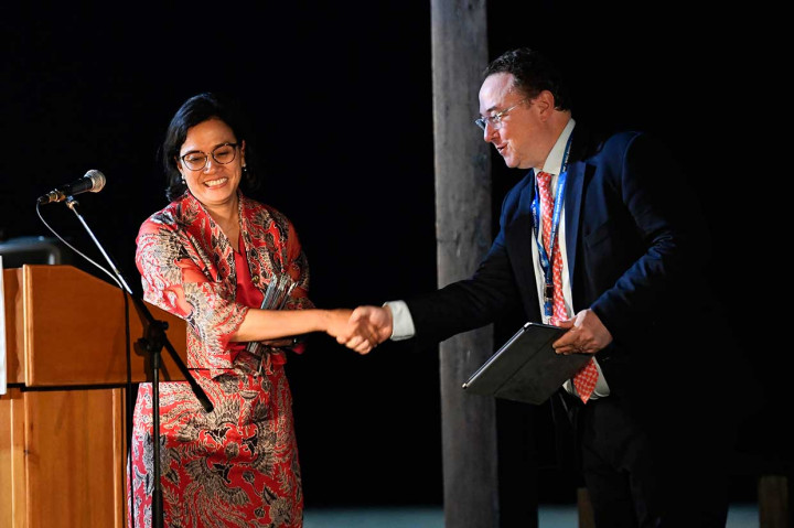 Global Markets menilai Sri Mulyani layak menerima penghargaan tersebut karena mampu mengelola kondisi fiskal dengan defisit anggaran terjaga dibawah tiga persen. Sri juga berhak mendapatkan kredit atas keberhasilan Indonesia menekan angka kemiskinan dan meningkatkan tingkat kepatuhan pajak.