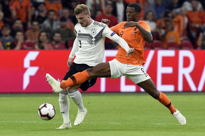 Bertanding di Johan Cruyff Arena, pemain kedua kesebelasan saling berbalas serangan di awal babak pertama.