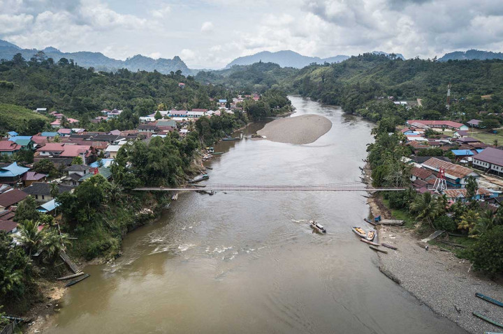 Melalui kapal-kapal cepat yang beroperasi di Sungai Mahakam warga dapat terhubung dengan kampung atau desa lain, terutama yang belum memiliki akses jalan darat, seperti Kampung Tiong Ohang yang berada di perbatasan Indonesia-Malaysia.