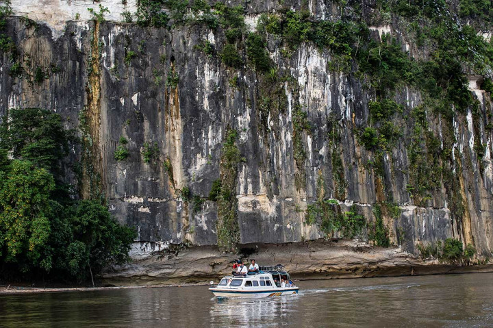 Bagi para penggemar pelesiran, perjalanan dari Pelabuhan Ujoh Bilang menggunakan kapal cepat menyusuri Sungai Mahakam menuju Kampung Tiong Ohang memberi kesan tersendiri. Pemandangan alam di tepi sungai menjadi suguhan mata selama berada di kapal cepat.