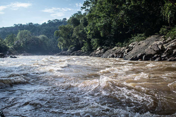 Perjalanan menyusuri sungai yang melenakan seketika berubah memacu adrenalin, ketika kapal cepat mencapai lokasi riam atau aliran air deras yang berbahaya. 