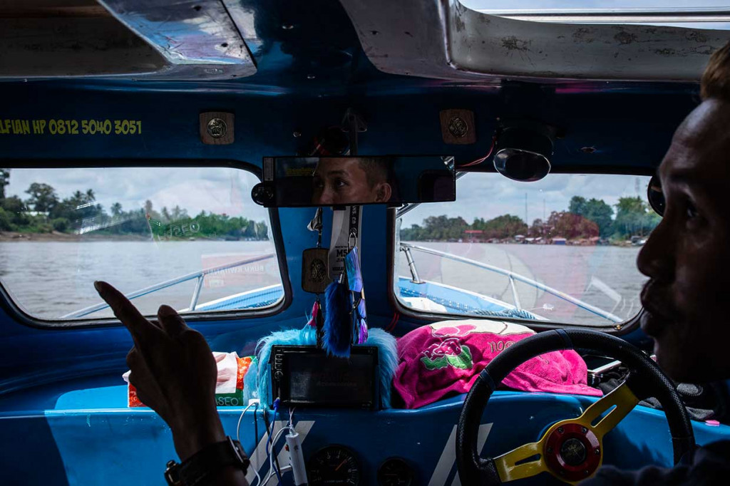 Dibutuhkan kepiawaian nakhoda dalam mengendalikan kapal cepatnya ketika melewati Riam Panjang. Sementara bagi penumpang, pelampung menjadi mutlak dikenakan saat melintasi riam tersebut. 