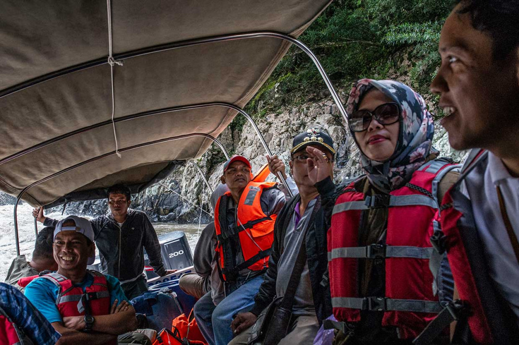 Arus deras yang mengayun kapal cepat menjadi sensasi lain saat menyusuri Sungai Mahakam di Long Apari.