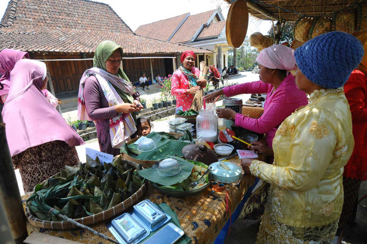Sejumlah pembeli memilih makanan dan minuman tradisional yang dijual pada Pasar Ngatpaingan di Kampung wisata Dangean, Gedangan, Cepogo, Boyolali, Jawa Tengah, Sabtu, 13 Oktober 2018.