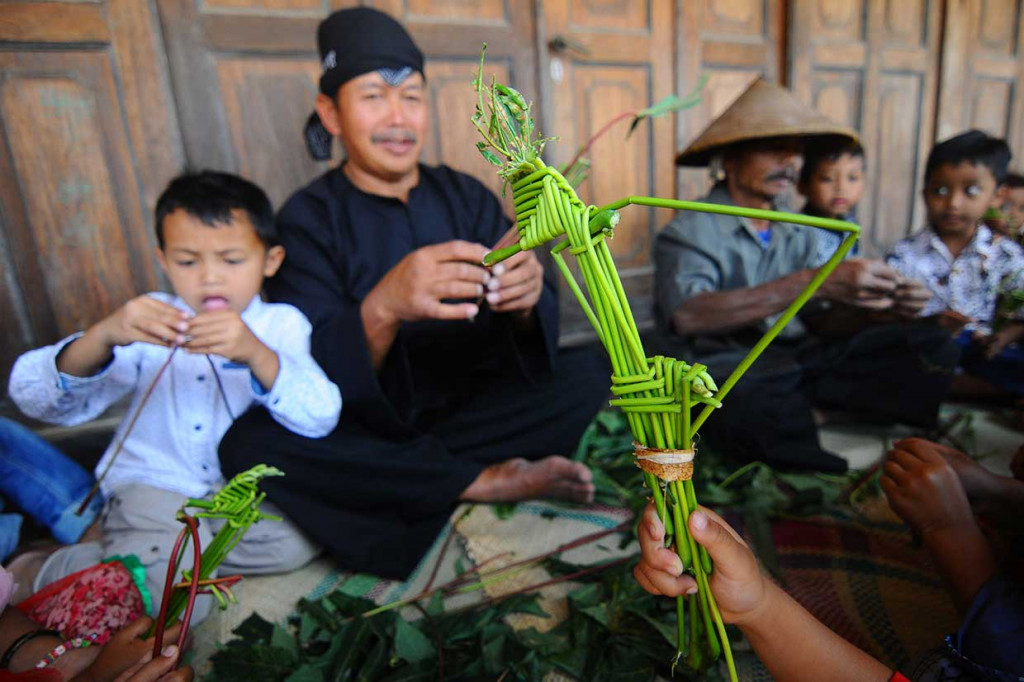 Selain berbelanja makanan tradisional, wisatawan dapat belajar membuat kerajinan seperti wayang berbahan ranting daun singkong. Dalam pembuatan, wisatawan akan dipandu oleh pemandu wisata.