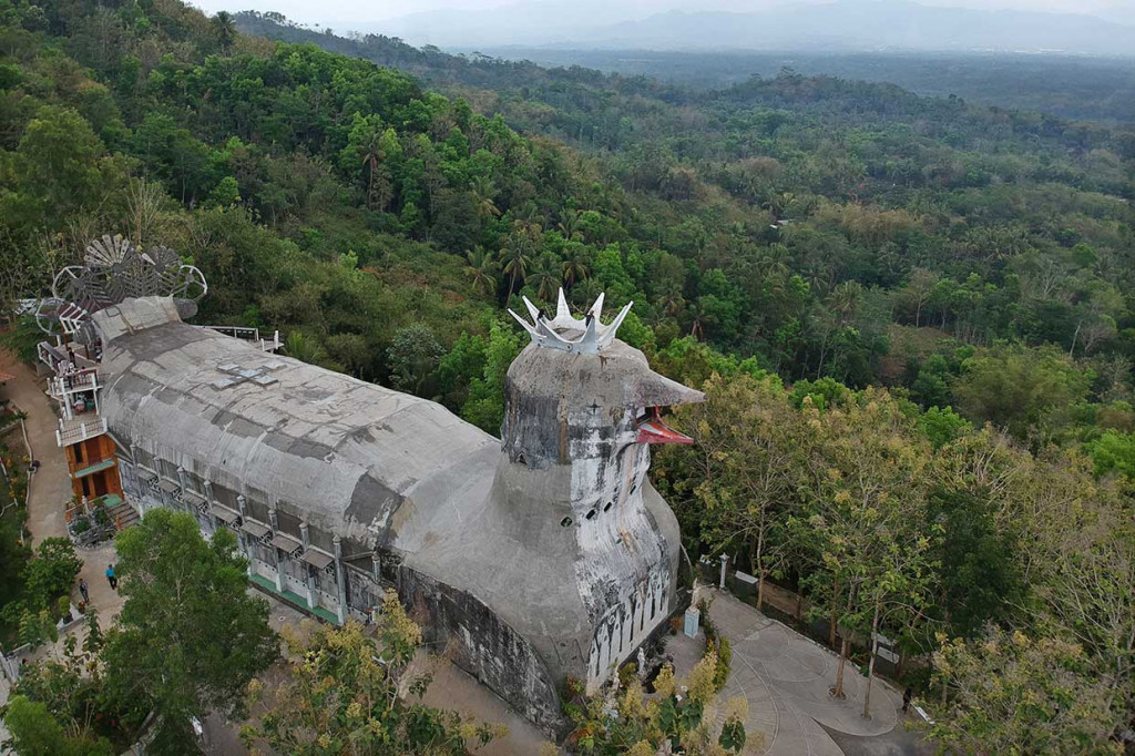 Gereja Ayam menjadi destinasi favorit wisatawan karena menjadi spot bagus untuk melihat pemandangan alam dan Candi Borobudur dari ketinggian. Meski disebut Gereja Ayam, bangunan tersebut sebetulnya berbentuk burung merpati.