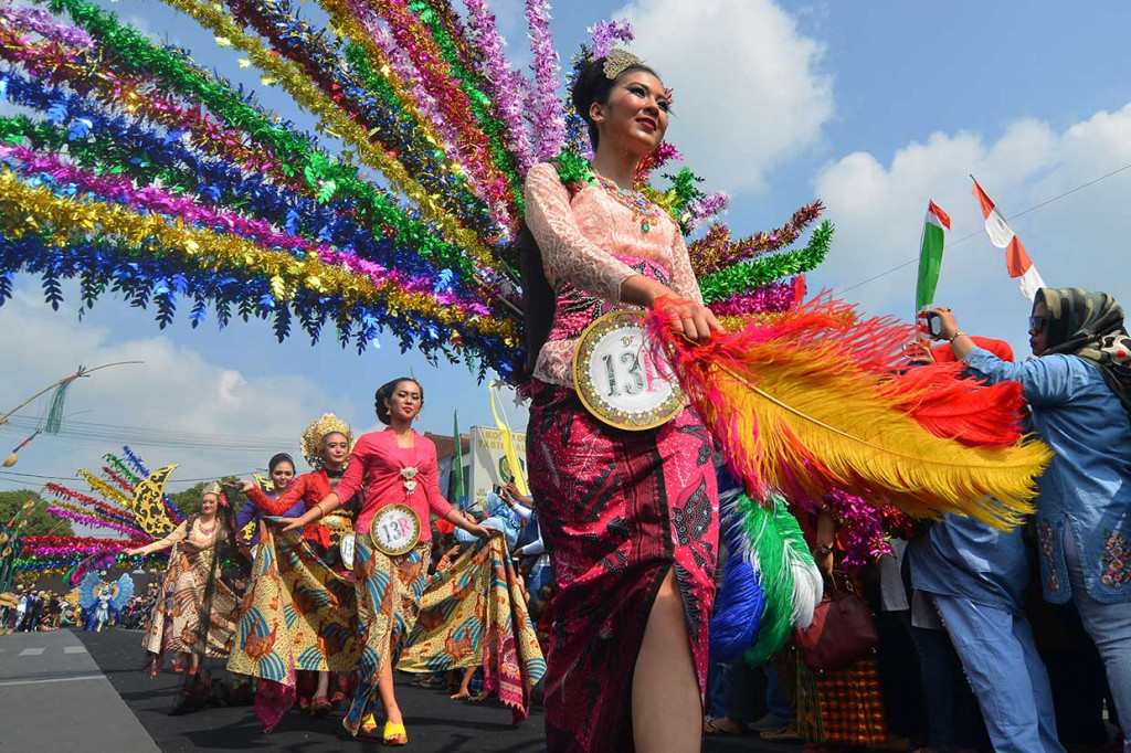 Peserta karnaval mengikuti jampanan heleran karnaval budaya pada Tasik October Festival 2018 (TOF) di Jalan Otto Iskandardinata, Kota Tasikmalaya, Jawa Barat, Minggu, 14 Oktober. Antara Foto/Adeng Bustomi