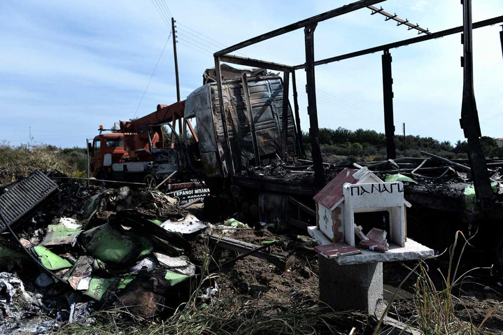 Rongsokan mobil yang terbakar pascakecelakaan berada di Sarakina, dekat Kavala, Yunani Utara, Sabtu, 13 Oktober 2018 waktu setempat.
