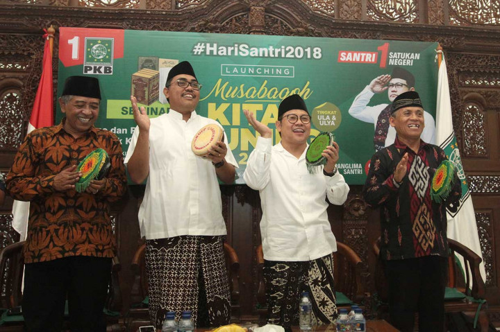 Ketua Umum PKB Muhaimin Iskandar (kedua kanan) bersama pengasuh Pondok Pesantren Luqman Hakim (kiri), Ketua Panitia Hari Santri PKB Jazilul Fawaid (kedua kiri), dan guru besar Tasawuf UIN Syarif Hidayatullah Asep Usman Ismail menabuh rebana saat Pembukaan Musabaqoh Kitab Kuning 2018 di Kantor Partai Kebangkitan Bangsa (PKB), Jakarta, Minggu, 14 Oktober 2018. Antara Foto/Reno Esnir