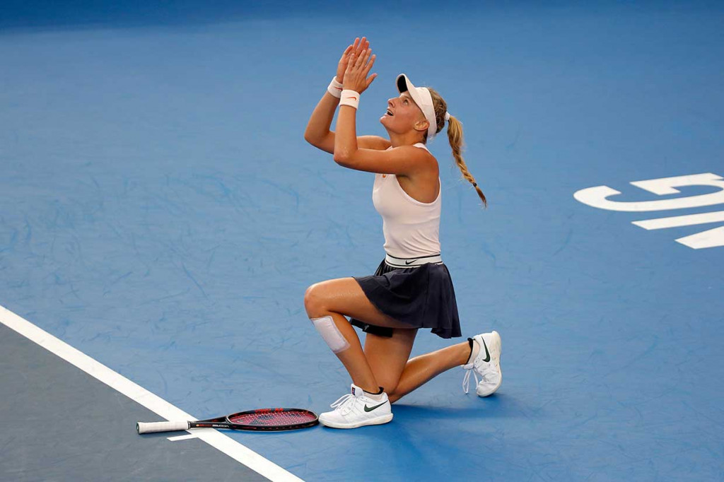 Petenis remaja asal Ukraina Dayana Yastremska melakukan selebrasi usai menundukkan petenis nomor 1 Tiongkok Wang Qiang di final Hong Kong Terbuka 2018, Minggu, 14 Oktober 2018.